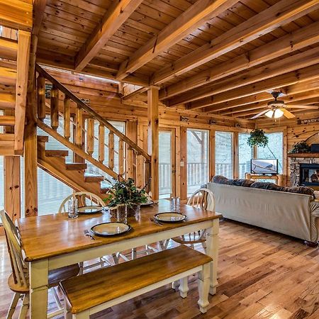 Secret Romance, 2 Bedrooms, Sleeps 8, Pool Table, Hot Tub, Arcade Гатлинбург Экстерьер фото