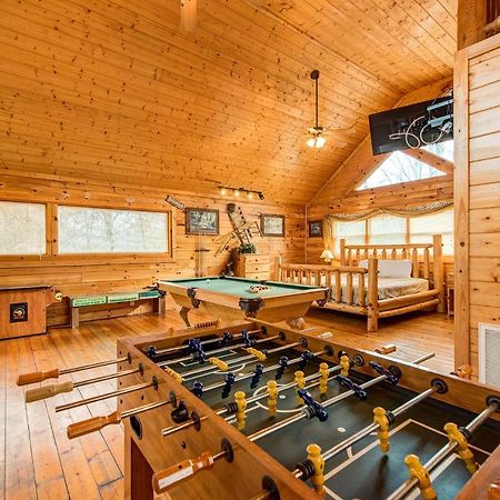 Secret Romance, 2 Bedrooms, Sleeps 8, Pool Table, Hot Tub, Arcade Гатлинбург Экстерьер фото