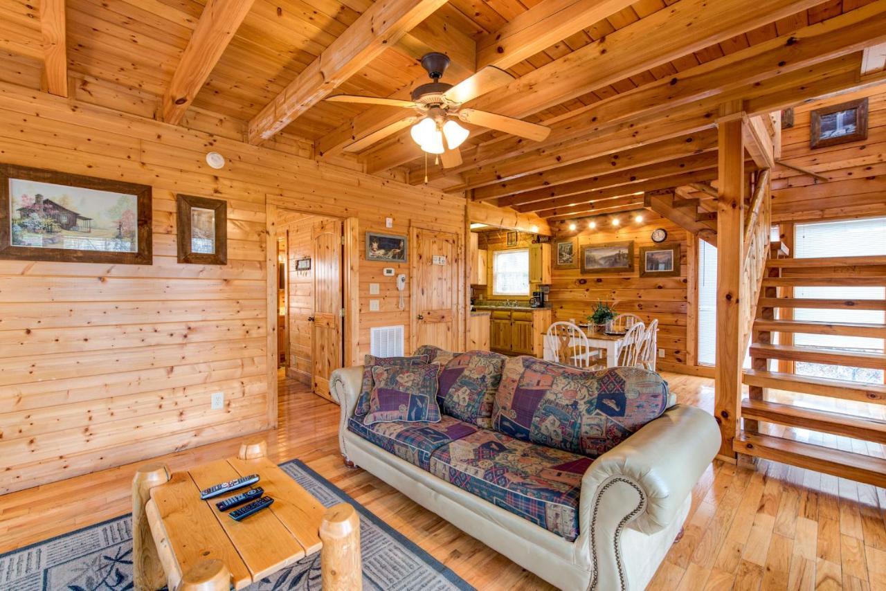 Secret Romance, 2 Bedrooms, Sleeps 8, Pool Table, Hot Tub, Arcade Гатлинбург Экстерьер фото