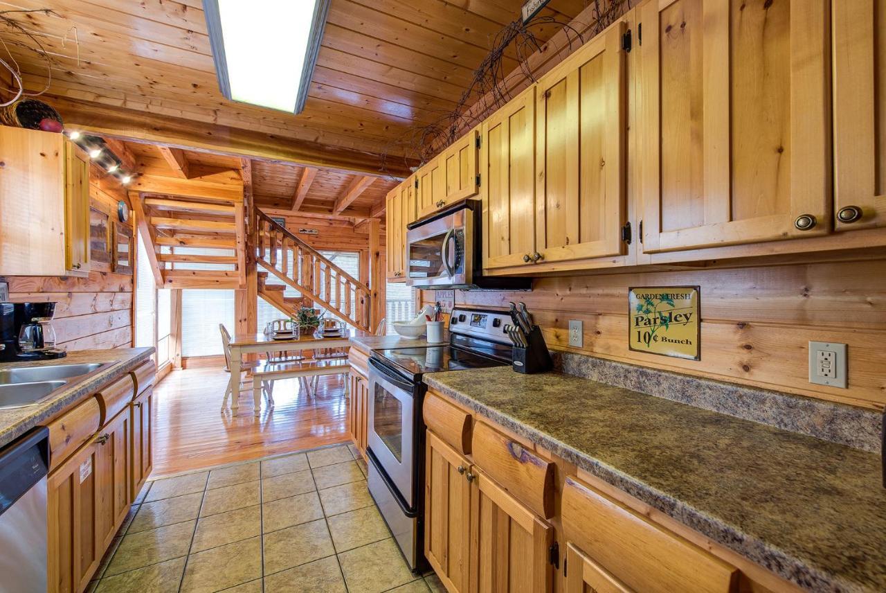 Secret Romance, 2 Bedrooms, Sleeps 8, Pool Table, Hot Tub, Arcade Гатлинбург Экстерьер фото