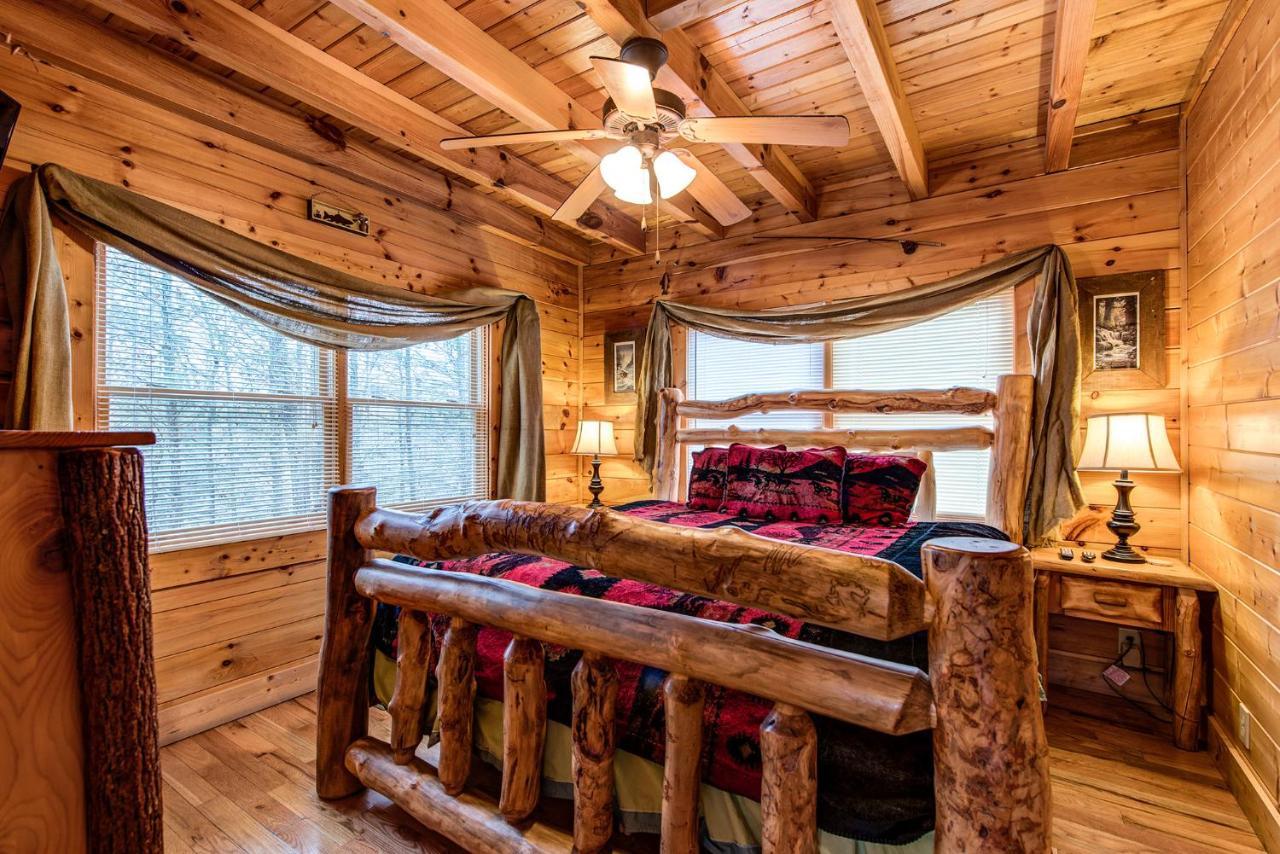Secret Romance, 2 Bedrooms, Sleeps 8, Pool Table, Hot Tub, Arcade Гатлинбург Экстерьер фото
