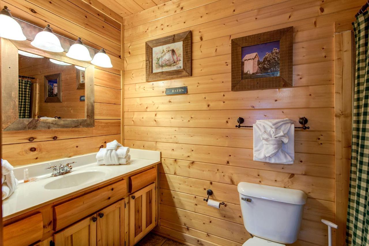 Secret Romance, 2 Bedrooms, Sleeps 8, Pool Table, Hot Tub, Arcade Гатлинбург Экстерьер фото