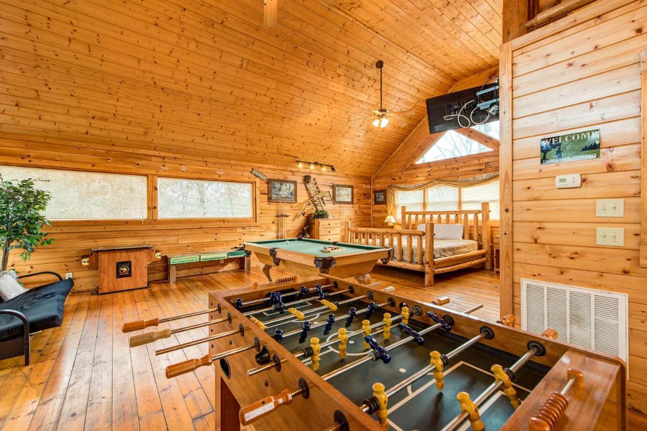 Secret Romance, 2 Bedrooms, Sleeps 8, Pool Table, Hot Tub, Arcade Гатлинбург Экстерьер фото