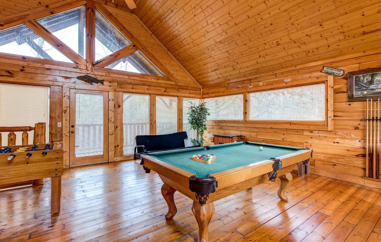 Secret Romance, 2 Bedrooms, Sleeps 8, Pool Table, Hot Tub, Arcade Гатлинбург Экстерьер фото