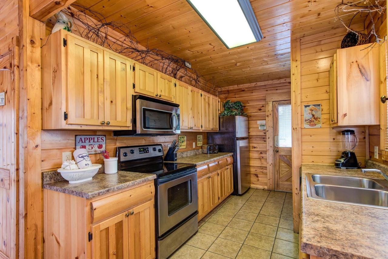 Secret Romance, 2 Bedrooms, Sleeps 8, Pool Table, Hot Tub, Arcade Гатлинбург Экстерьер фото