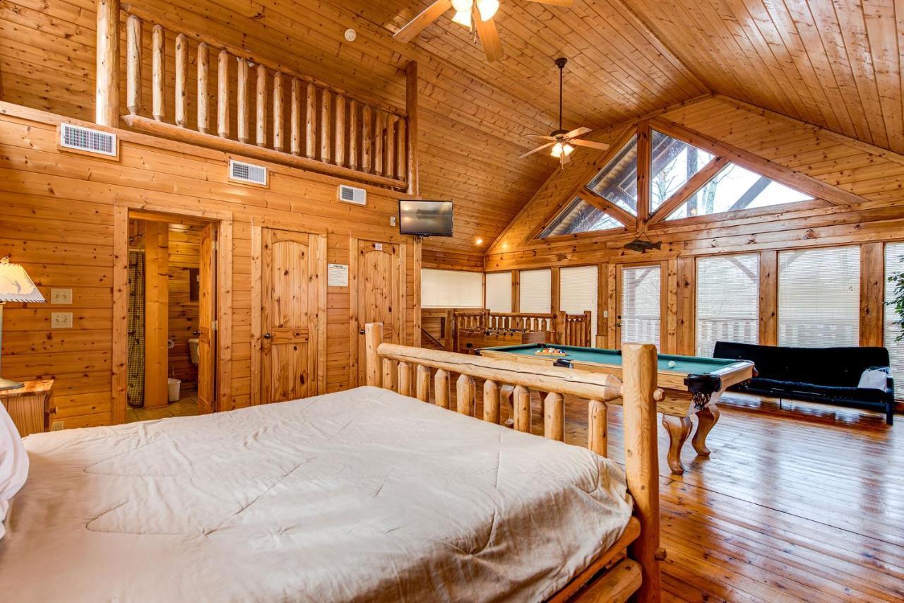 Secret Romance, 2 Bedrooms, Sleeps 8, Pool Table, Hot Tub, Arcade Гатлинбург Экстерьер фото