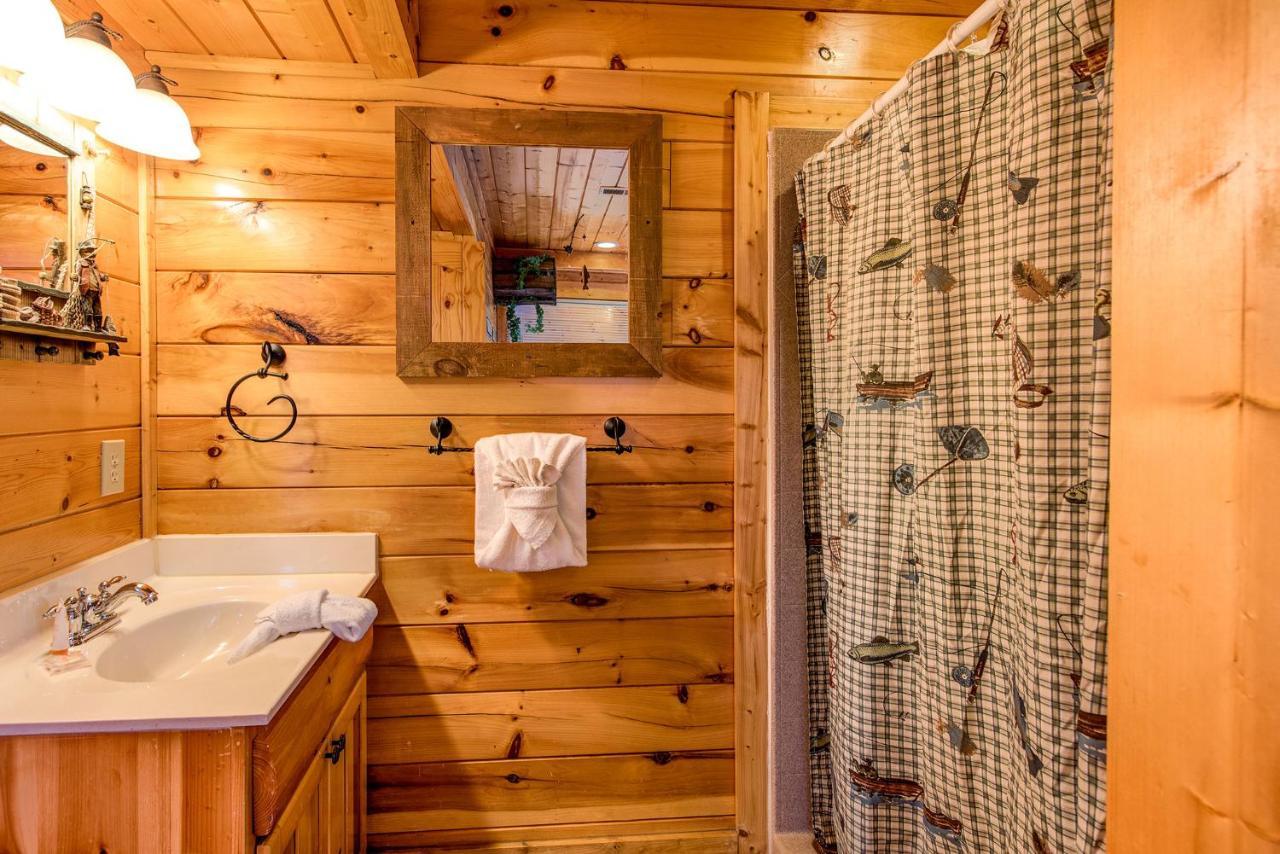 Secret Romance, 2 Bedrooms, Sleeps 8, Pool Table, Hot Tub, Arcade Гатлинбург Экстерьер фото